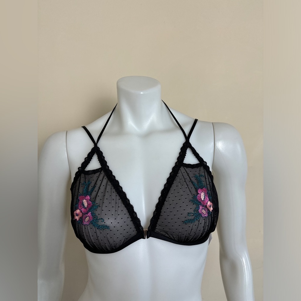 New with tags - Chelsea 28 - Floral Embroidered Black Bra. Medium